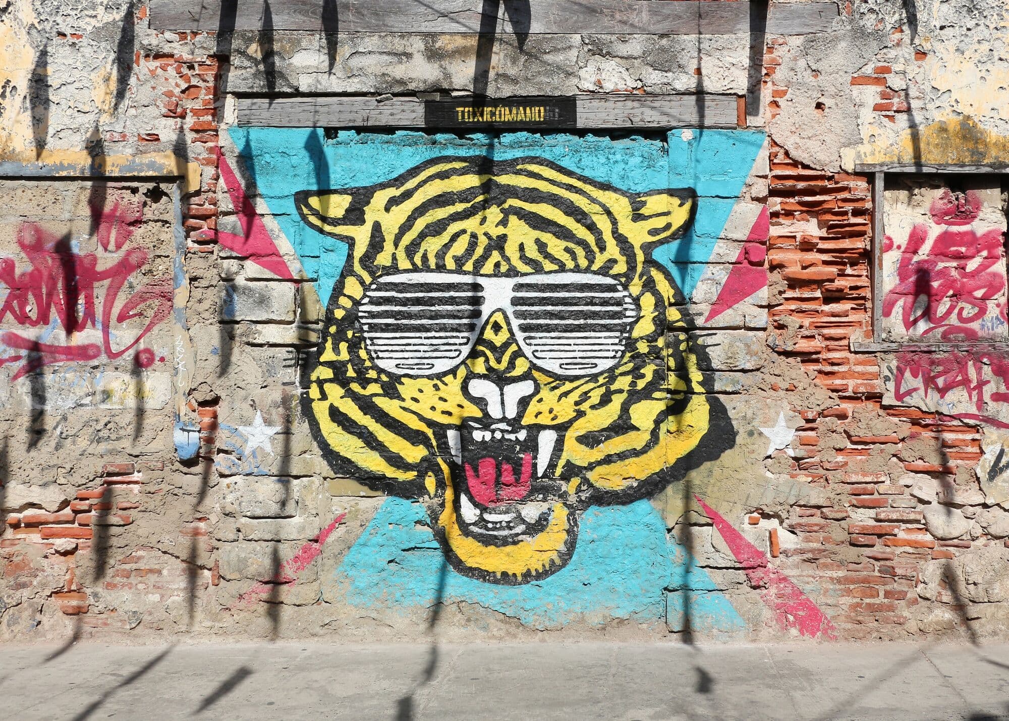 A mural of a tiger in sunglasses on a wall in Getsemaní